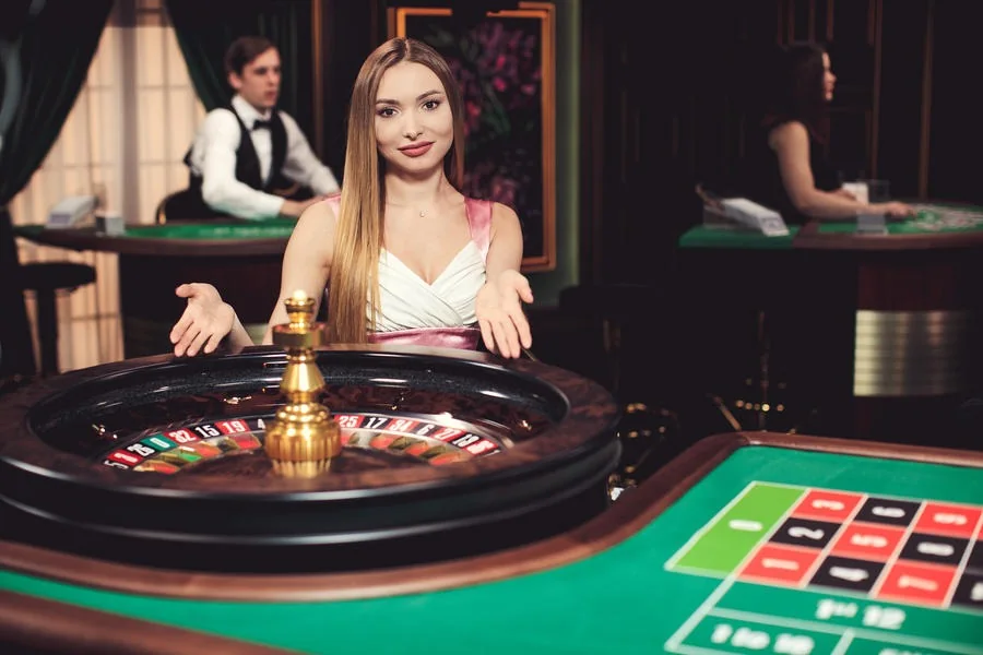 Tampilan permainan kartu dengan dealer pada kasino live mobile